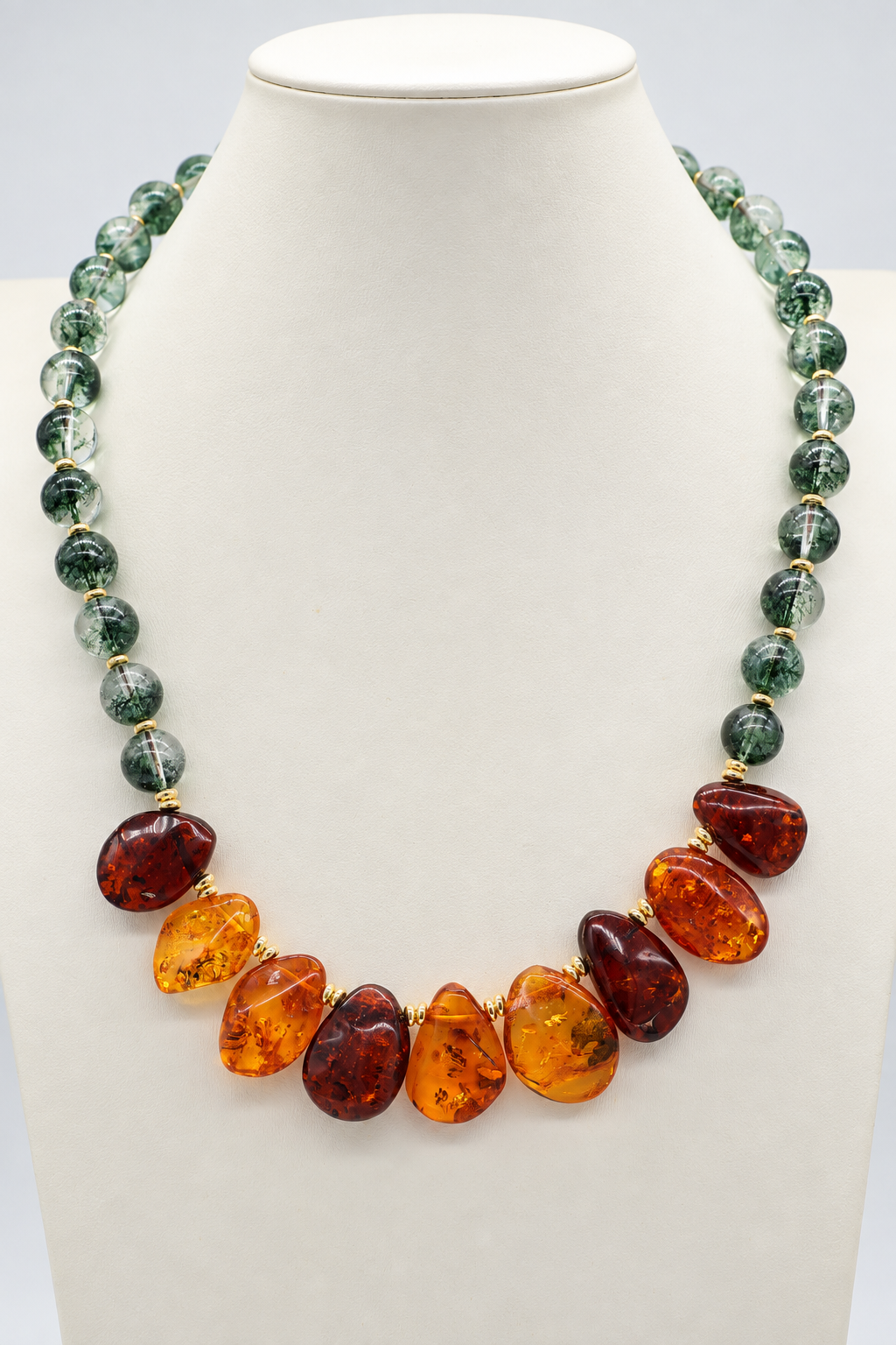 Collana Green Garden in quarzo fantasma verde con inclusioni di clorite e 9 ambre naturali, chiusura in argento 925 dorato