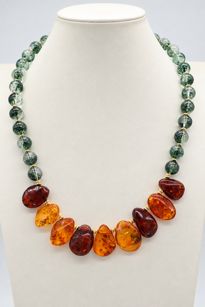 Collana Green Garden in quarzo fantasma verde con inclusioni di clorite e 9 ambre naturali, chiusura in argento 925 dorato
