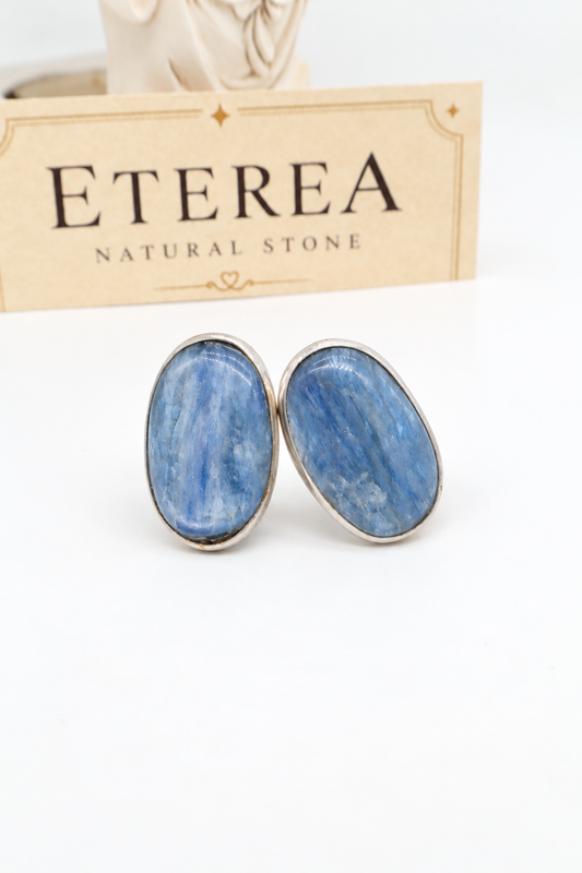 Orecchini ovali in cianite blu naturale cabochon liscio e argento 925 con chiusura a perno a scatto, 25 × 15 mm.