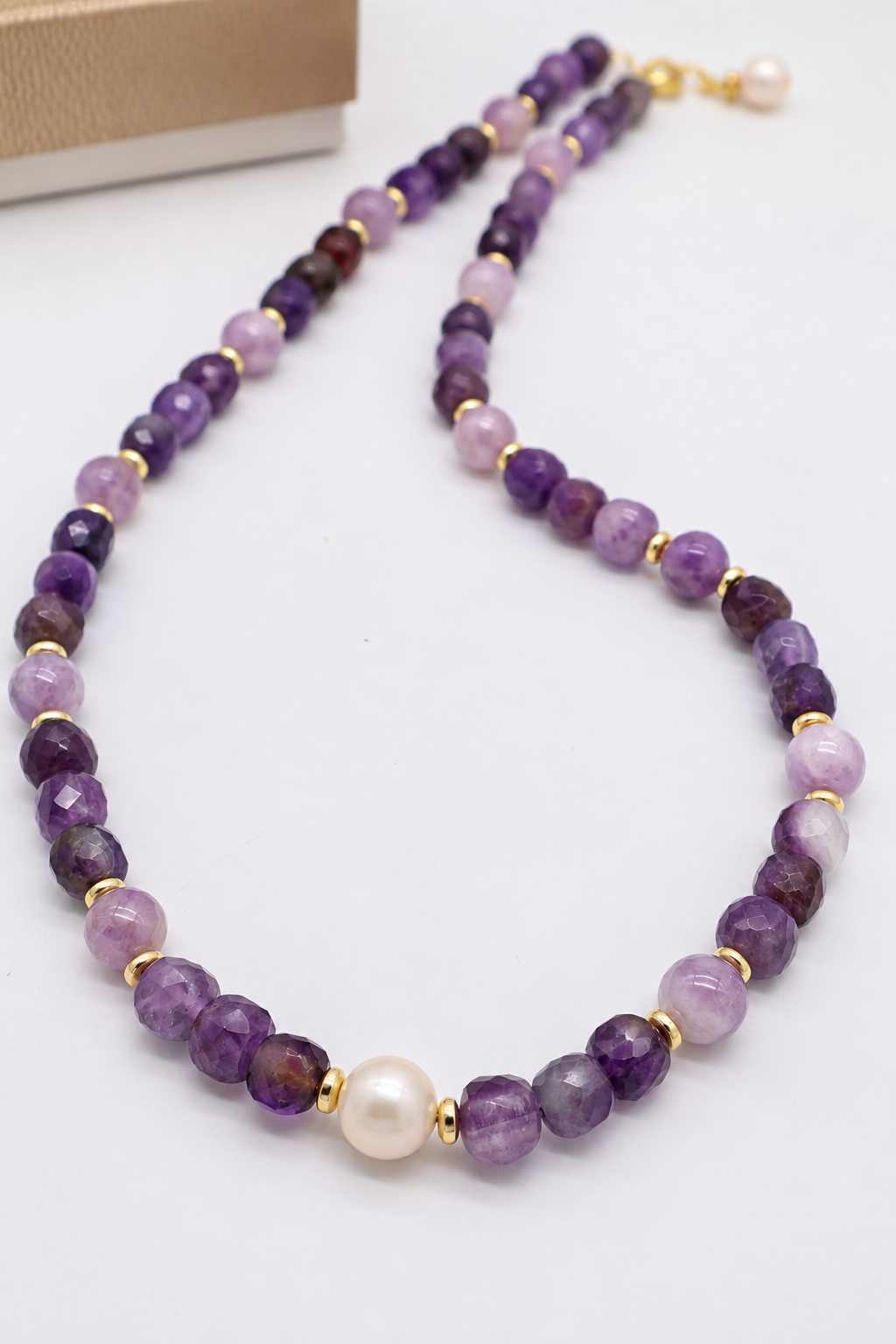 Collana girocollo in ametista viola e lavanda con perla di fiume e dettagli dorati