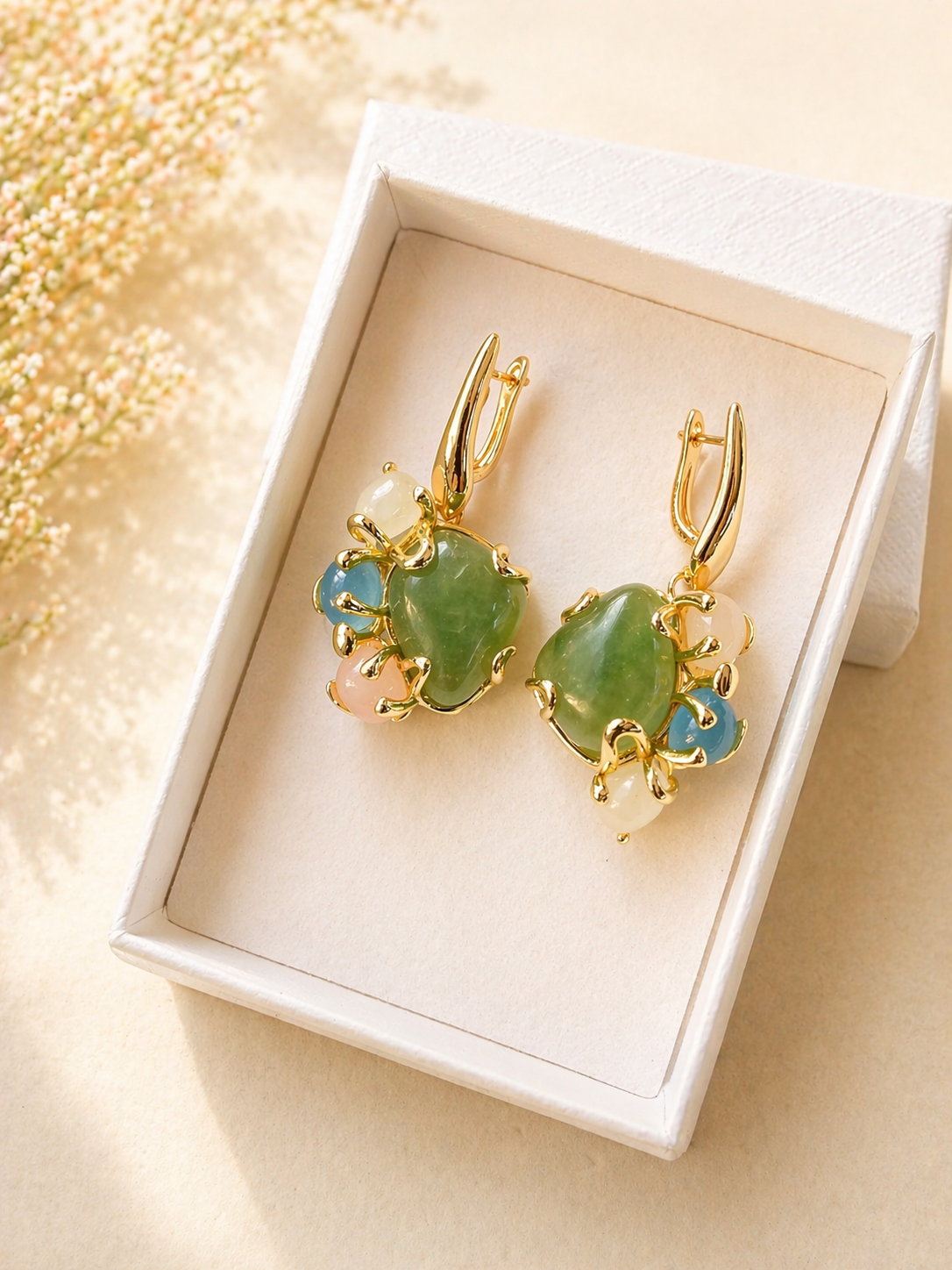 Orecchini in fluorite e quarzo naturali. Colori delicati e design elegante.