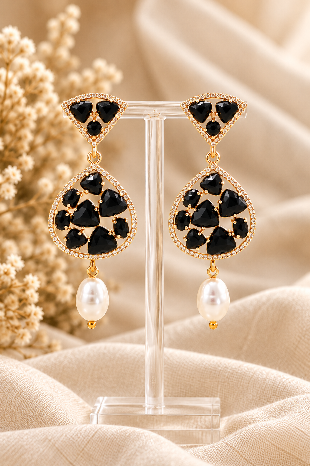 Orecchini pendenti in bronzo dorato con occhio di gatto nero sfaccettato, micro cristalli di cubic zirconia e perla di fiume, lunghezza 6 cm.