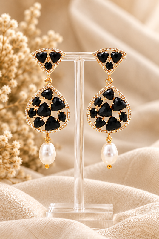 Orecchini pendenti in bronzo dorato con occhio di gatto nero sfaccettato, micro cristalli di cubic zirconia e perla di fiume, lunghezza 6 cm.