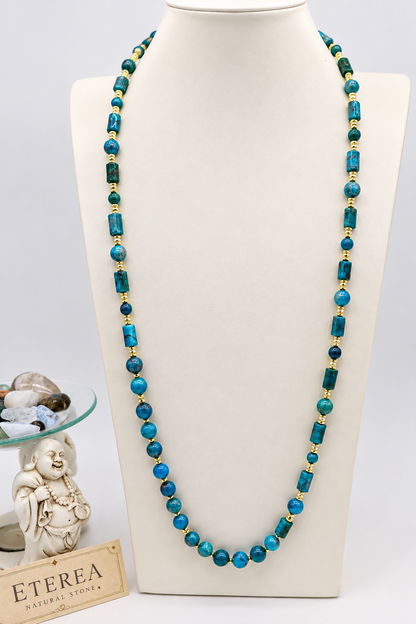 Collana lunga 80 cm in apatite blu naturale con sfere e cilindri, distanziatori in ematite dorata e chiusura in acciaio dorato – Eterea Natural Stone.
