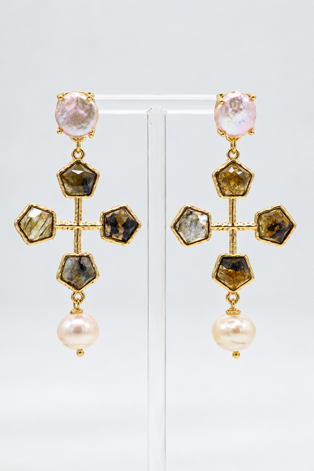 Orecchini pendenti a croce in labradorite naturale sfaccettata, con perle irregolari e perle semi-round, montatura in bronzo dorato nickel free e chiusura a perno con farfallina.