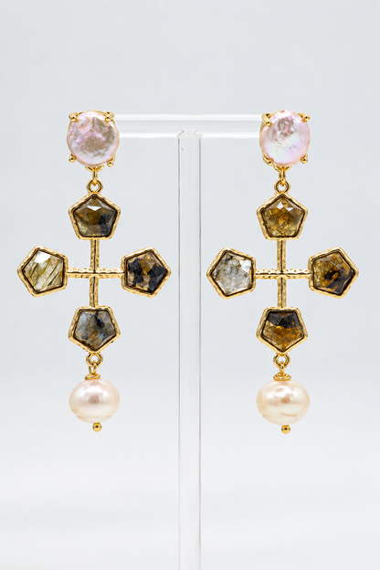 Orecchini pendenti a croce in labradorite naturale sfaccettata, con perle irregolari e perle semi-round, montatura in bronzo dorato nickel free e chiusura a perno con farfallina.