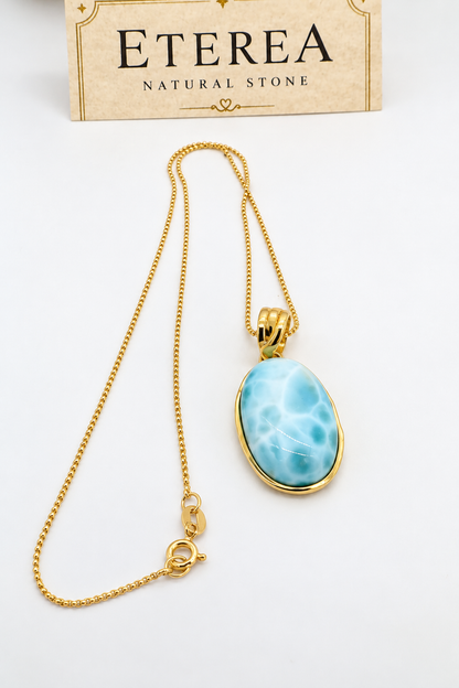 Collana girocollo con pendente ovale in larimar naturale azzurro e bianco, montatura in argento 925 dorato e catenina in argento 925 da 45 cm