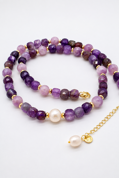 Collana girocollo in ametista viola e lavanda con perla di fiume e dettagli dorati