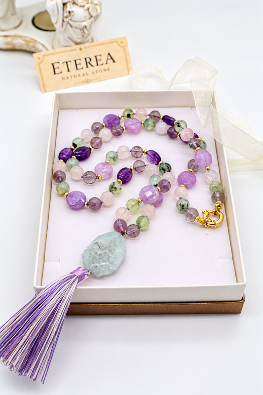 Collana lunga con mix di quarzo fumé, prehnite, cristallo di rocca, ametista e ametista lavanda, pendente in acquamarina naturale irregolare e nappina lilla, gioiello artigianale Eterea Natural Stone.