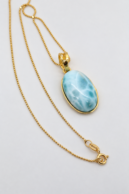 Collana girocollo con pendente ovale in larimar naturale azzurro e bianco, montatura in argento 925 dorato e catenina in argento 925 da 45 cm