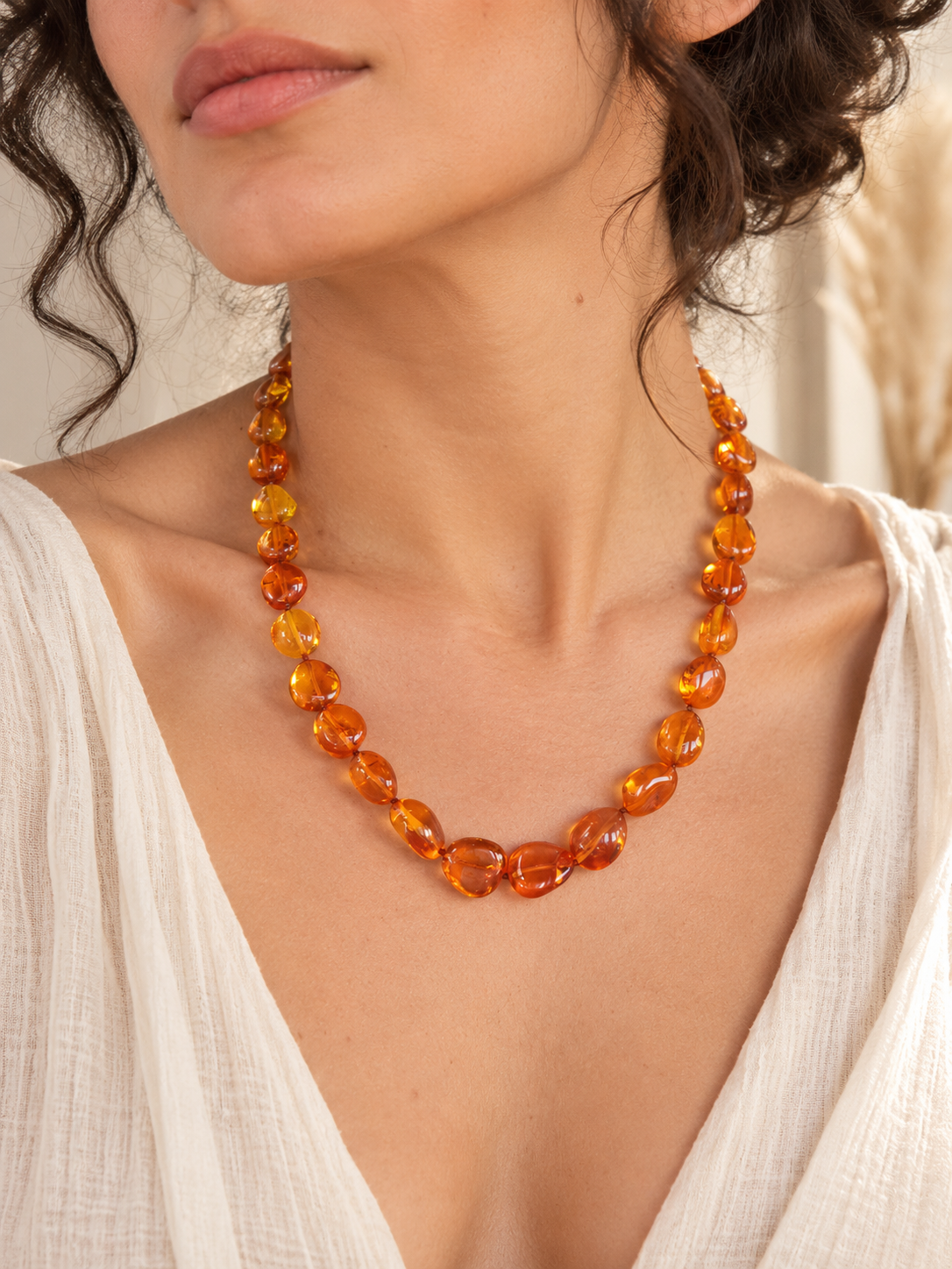 Collana in ambra baltica naturale color miele con pepite bombate a gradazione, lunghezza 50 cm e chiusura a vite in ambra.