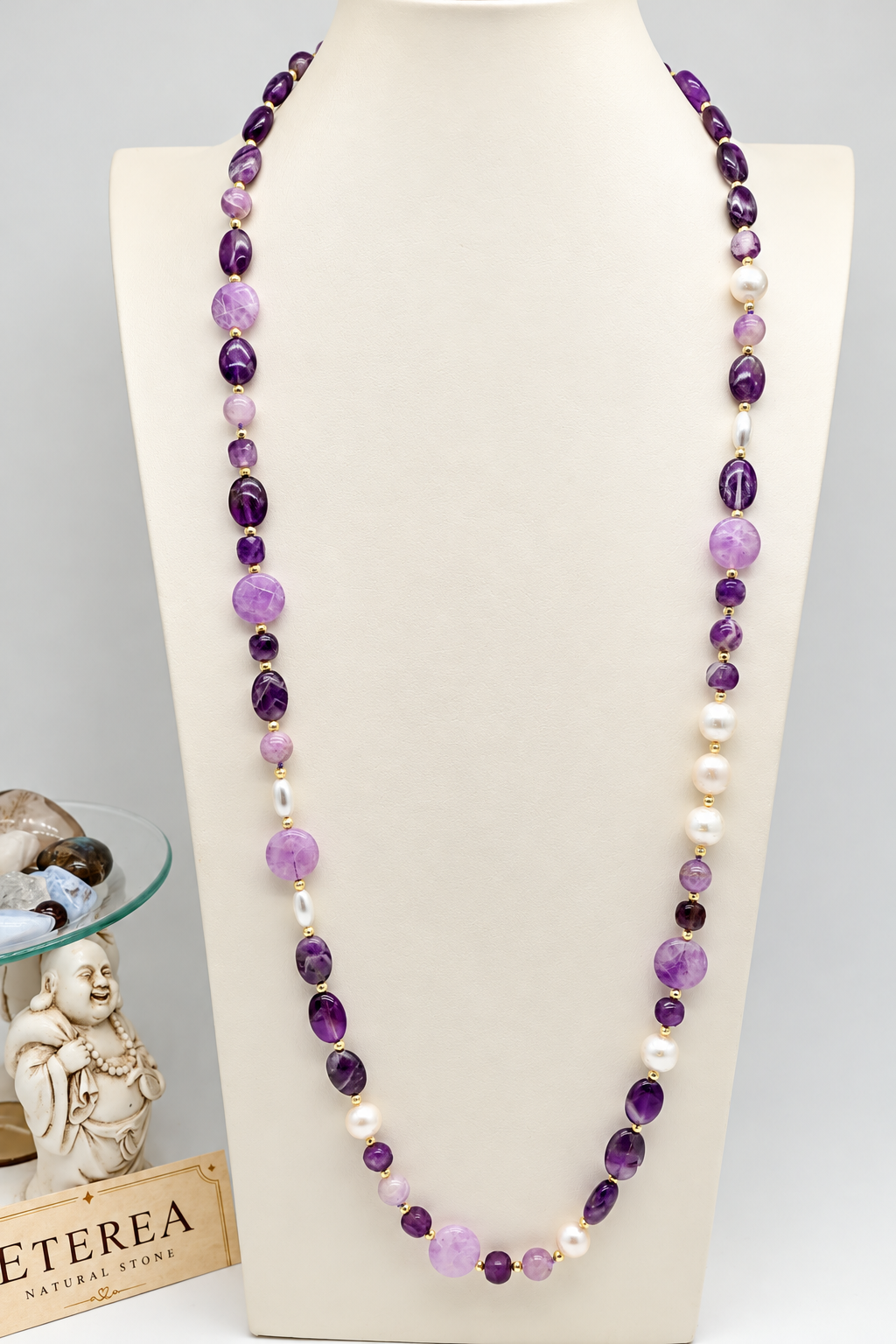 Collana lunga artigianale in ametista naturale lavanda e viola, con perle di fiume Edison e chicco di riso, distanziatori dorati e chiusura in acciaio.
