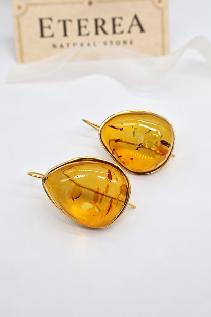 Orecchini a goccia in ambra baltica cognac naturale con inclusioni, montatura in argento 925 dorato e monachella alla francese