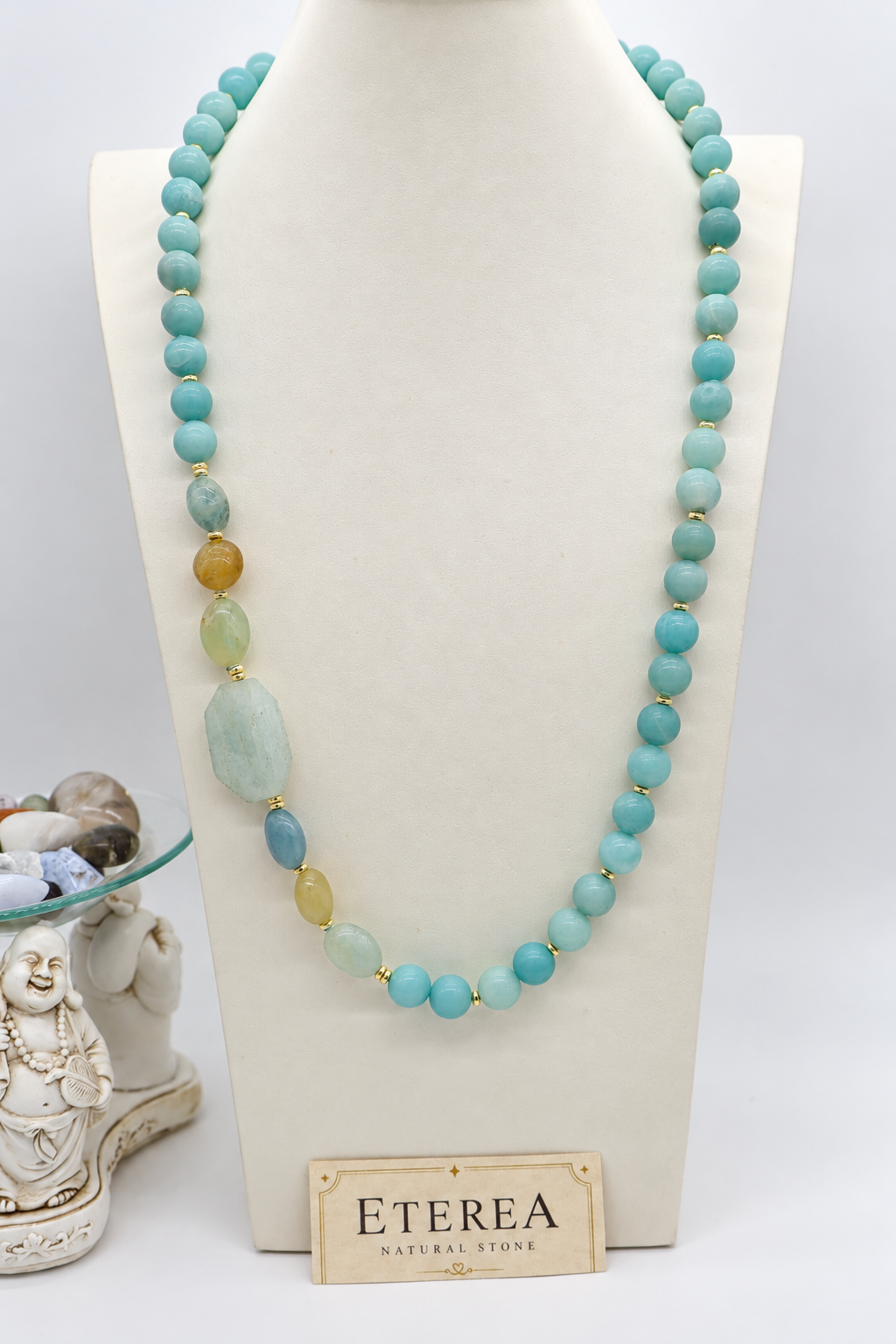 Collana Prestige Eterea in Amazzonite naturale da 12 mm e Acquamarina naturale, con grande Acquamarina irregolare da 35 × 20 mm e chiusura in Argento 925 dorato.