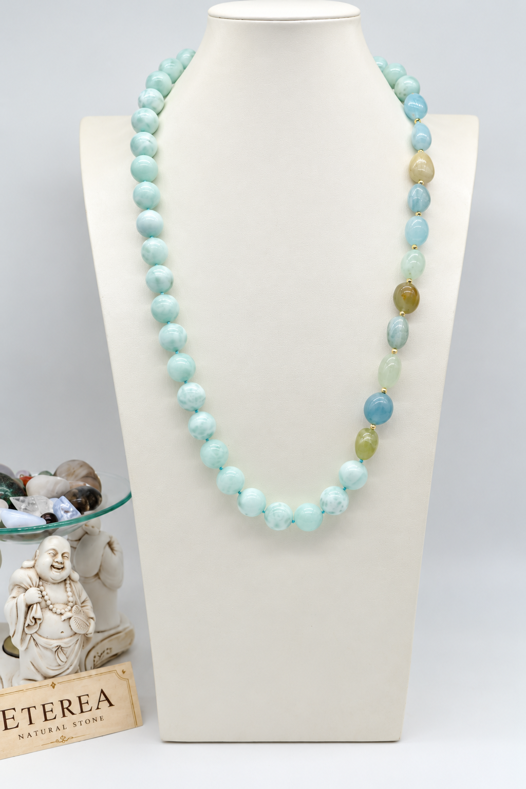 Collana Prestige in larimar e acquamarina con berillo naturale, sfere da 12 mm, pietre ovali irregolari, lavorazione annodata, chiusura in argento e lunghezza 70 cm.