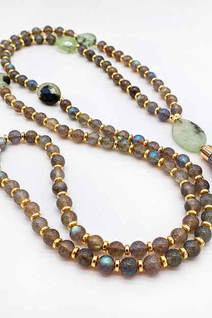 Labradorite & Prehnite
108 grani · Pietre naturali
Il significato della liberazione interiore