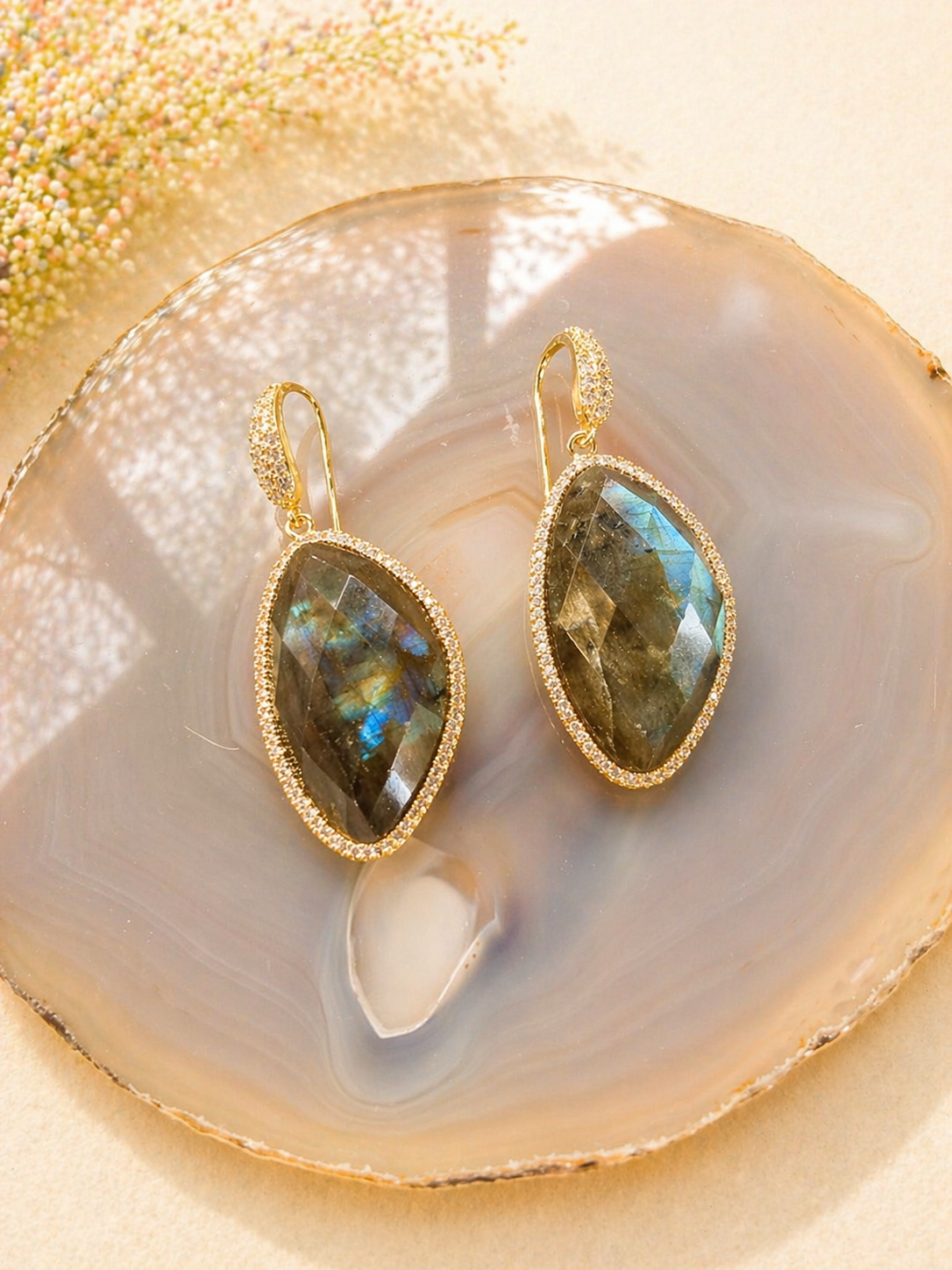 Orecchini in Labradorite Naturale Dorati – Eleganti e Luminosi