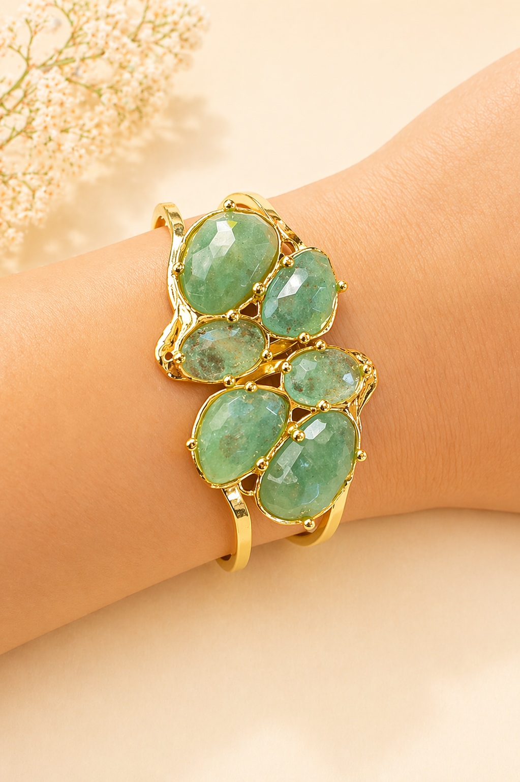 Bracciale rigido dorato con avventurina verde sfaccettata