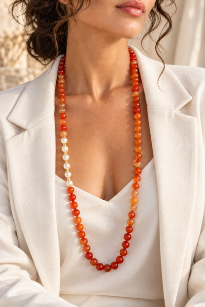 Collana lunga 90 cm in corniola arancio naturale con perle Edison di fiume da 9-10 mm, distanziatori in ematite dorata e chiusura in argento dorato, Eterea Natural Stone.