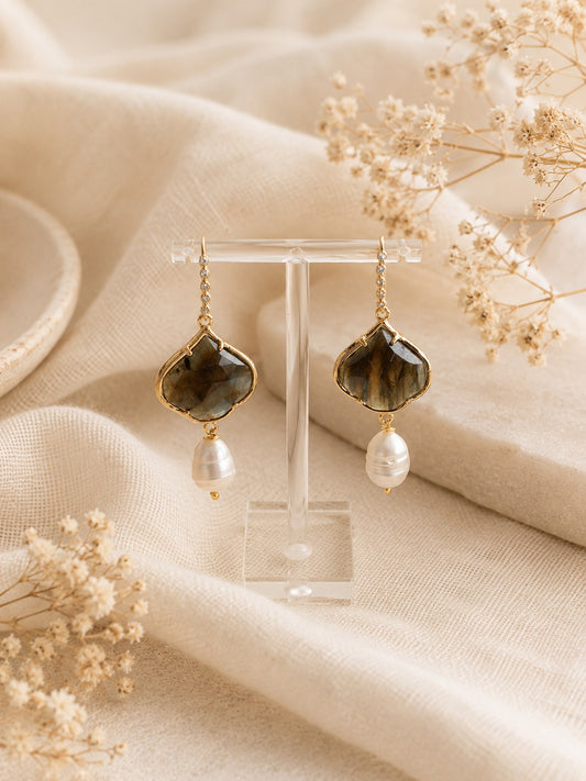 Orecchini Labradorite e Perle di Fiume Naturali – Gold Edition