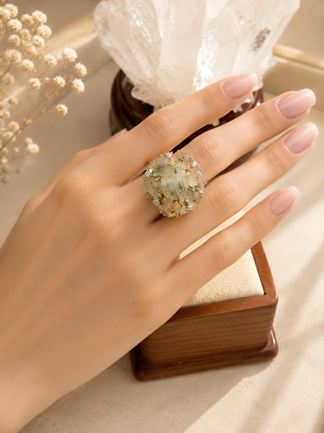Anello Regolabile in Prehnite Sfaccettata con Cristalli