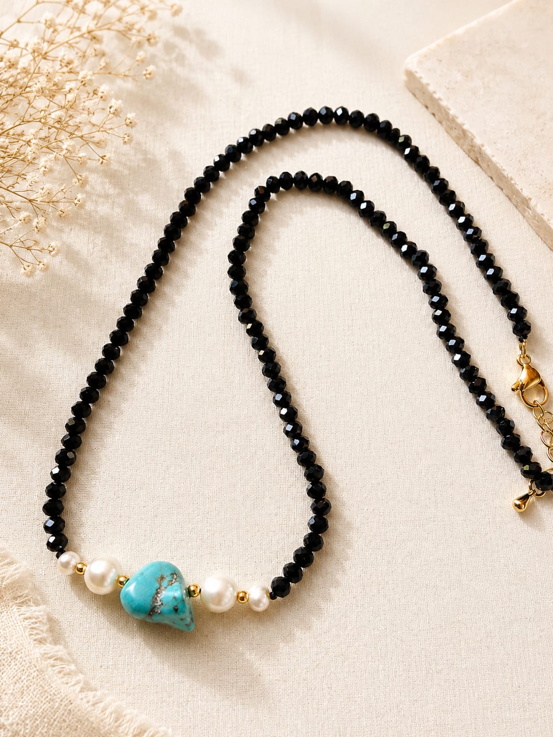 Collana Girocollo con Turchese Naturale, Perle d'Acqua Dolce e Cristalli Neri Sfaccettati