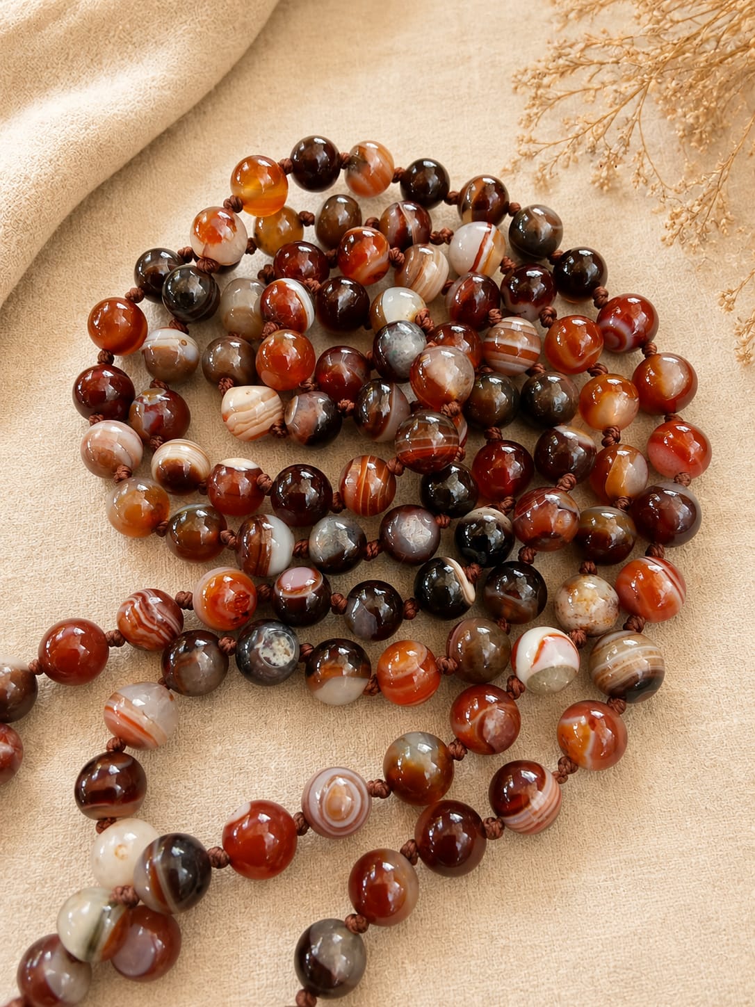 Collana Lunga in Agata Marrone Mogano Striata Naturale – 120 cm Annodata a Mano – Pietre da 8 mm