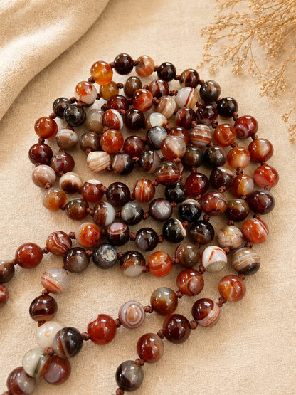 Long collier en agate acajou naturelle striée – 120 cm