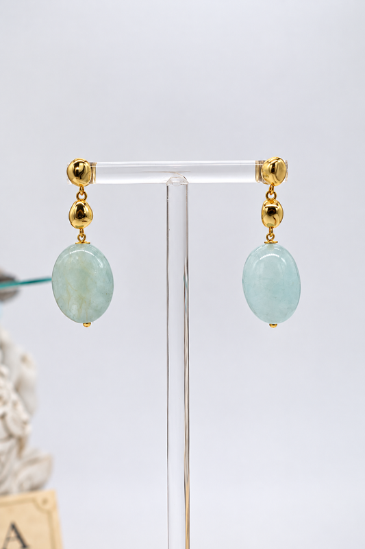 Orecchini pendenti con acquamarina naturale a oliva, due elementi decorativi effetto pepita e montatura in argento 925 dorato con chiusura a farfallina