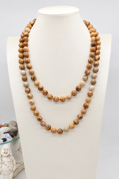 Collana lunga 120 cm in diaspro paesaggio, detto anche pietra paesina, con sfere lisce da 10 mm annodate, nei toni naturali della terra.