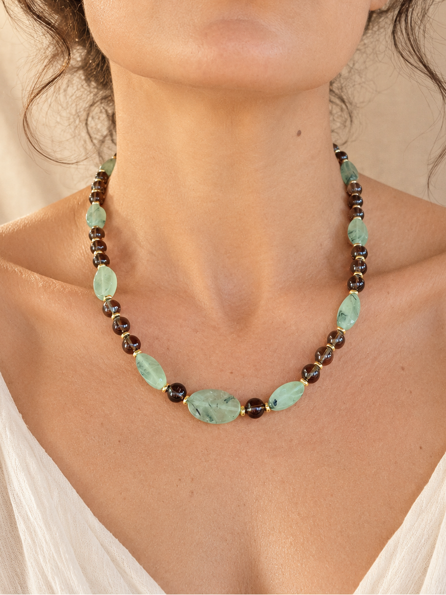 Girocollo in quarzo fumé e prehnite naturale con distanziatori dorati, lunghezza 48 cm più 5 cm di prolunga, Eterea Natural Stone.