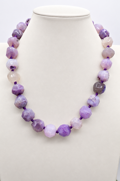 Collana girocollo in agata viola naturale con grandi pietre sfaccettate da 20 mm, annodata con filo viola, lunghezza 55 cm.