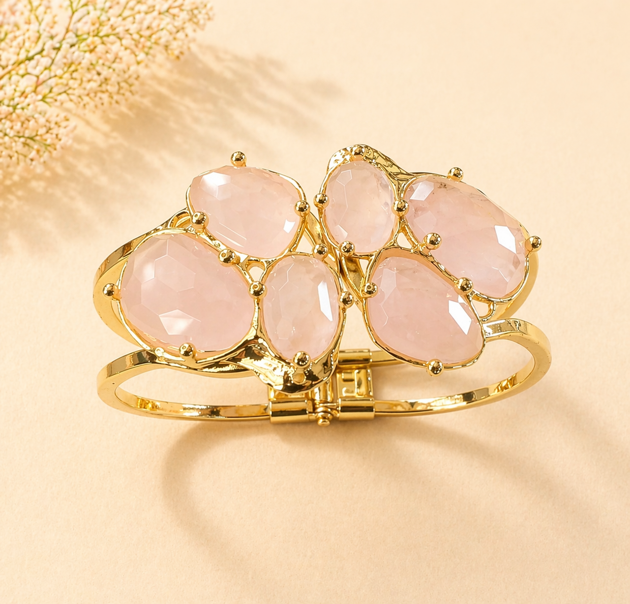 Bracciale rigido dorato con pietre in quarzo rosa sfaccettato