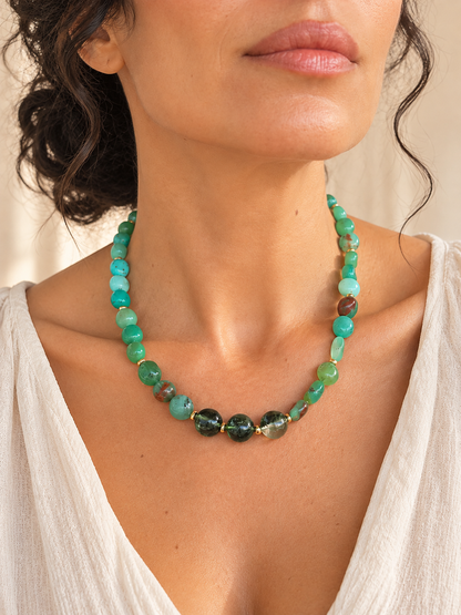 Collana girocollo in crisoprasio naturale e quarzo fantasma verde, pepite irregolari da 10 mm circa, sfere centrali da 10 mm e chiusura in acciaio dorato