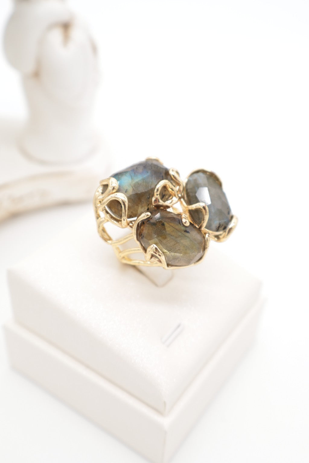 Anello Cocktail in Labradorite – Tre Pietre Sfaccettate