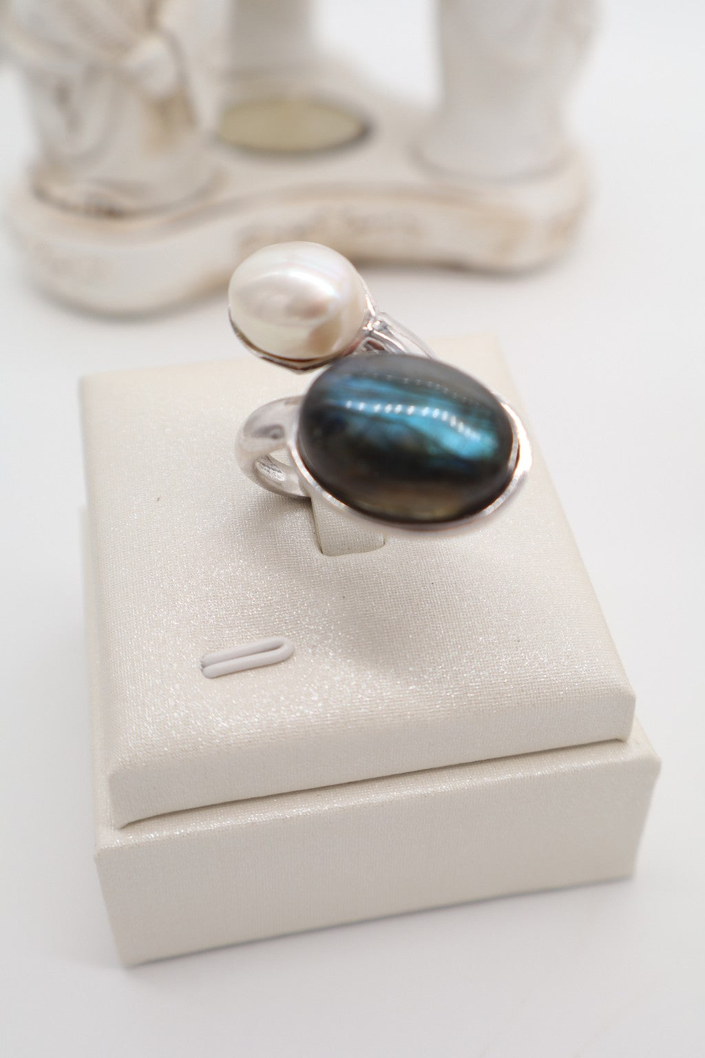 Anello Contrarié in Argento 925 rodiato con Labradorite naturale e Perla Naturale, gioiello con pietre naturali