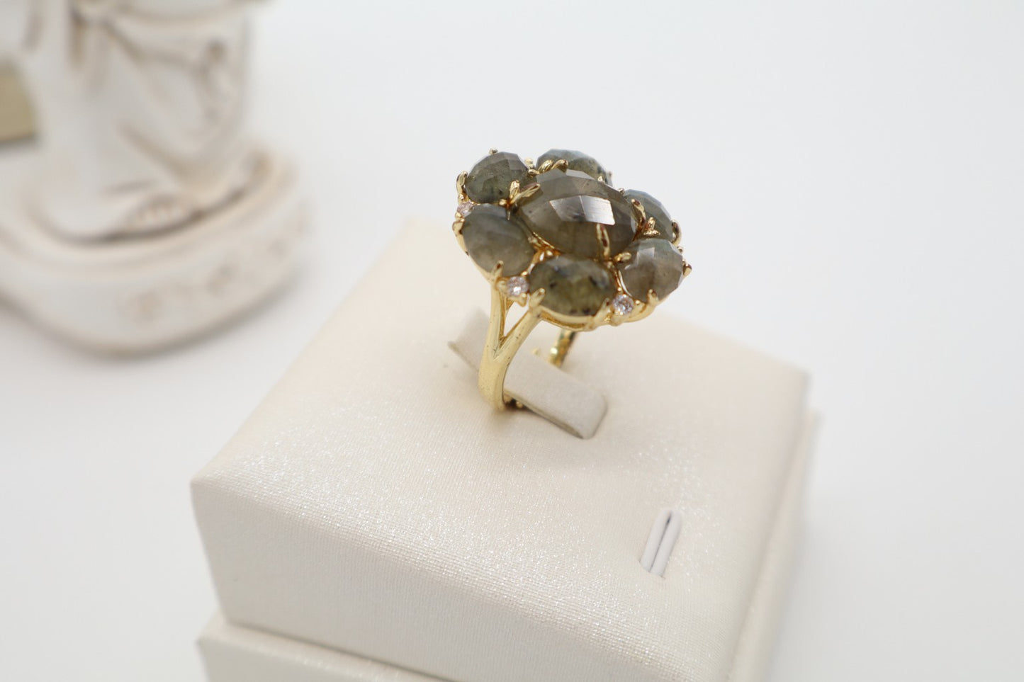 Anello Fiore in bronzo dorato con labradorite naturale sfaccettata e piccoli cristalli
