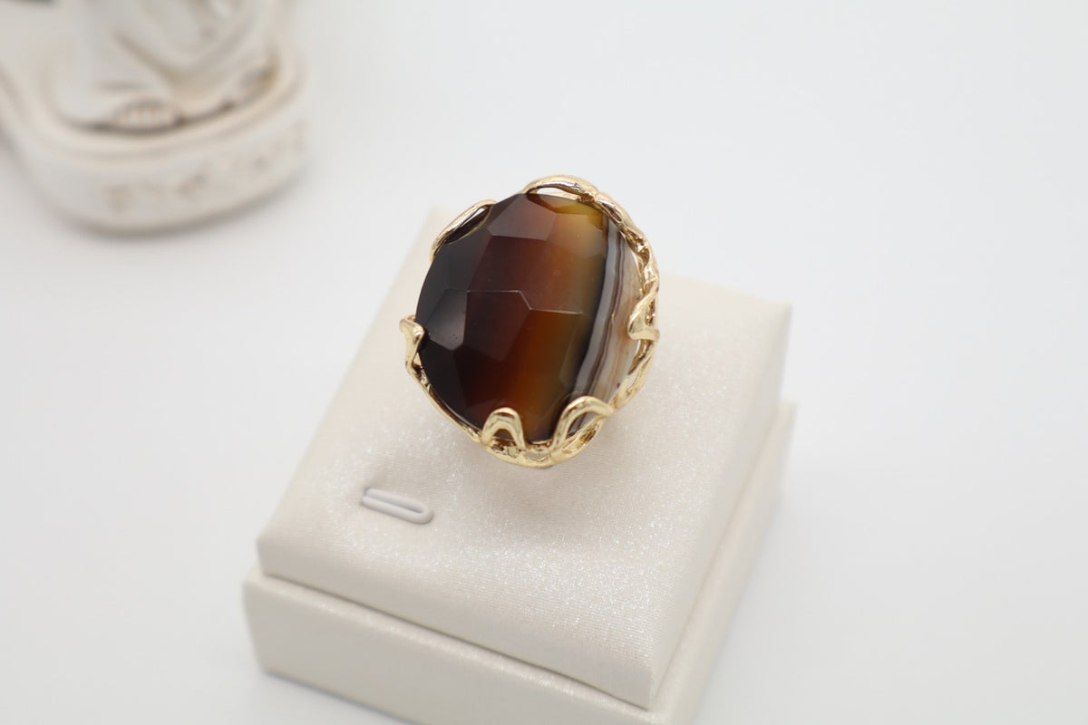 Anello cocktail in bronzo dorato galvanizzato con grande agata marrone naturale sfaccettata e striature