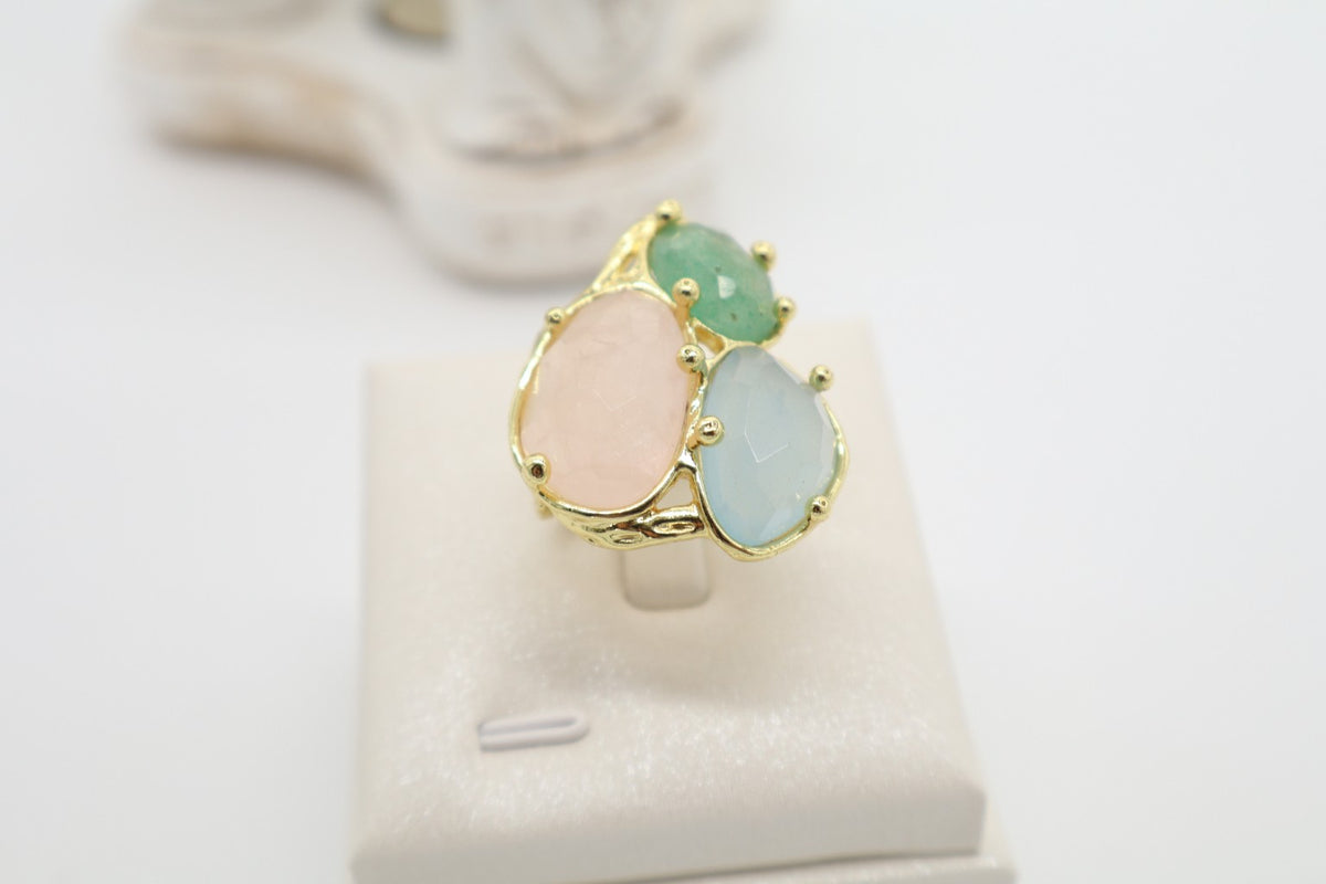 Anello cocktail regolabile in bronzo dorato con quarzo rosa, giada celeste e aventurina sfaccettati