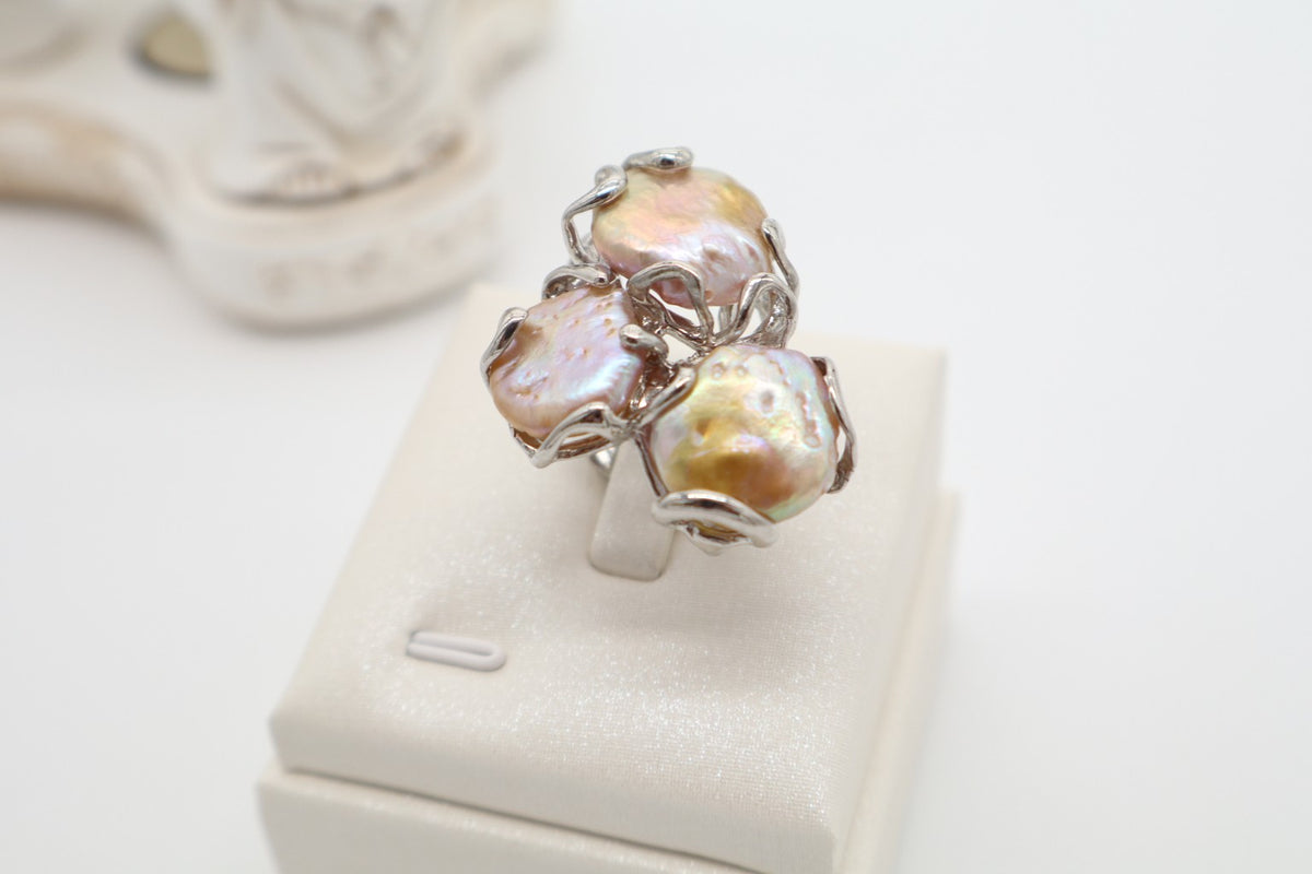 Anello cocktail scultoreo in bronzo rodiato con tre grandi perle scaramazze di fiume