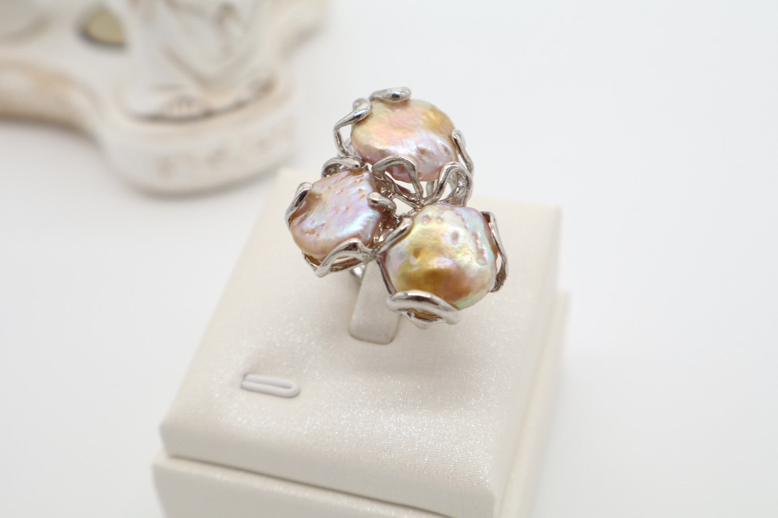 Anello cocktail scultoreo in bronzo rodiato con tre grandi perle scaramazze di fiume