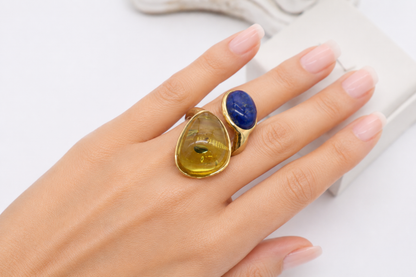 Anello contrarié cocktail in Argento 925 dorato con ambra colombiana verde e lapislazzuli, regolabile.