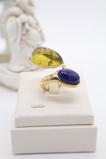 Anello contrarié cocktail in Argento 925 dorato con ambra colombiana verde e lapislazzuli, regolabile