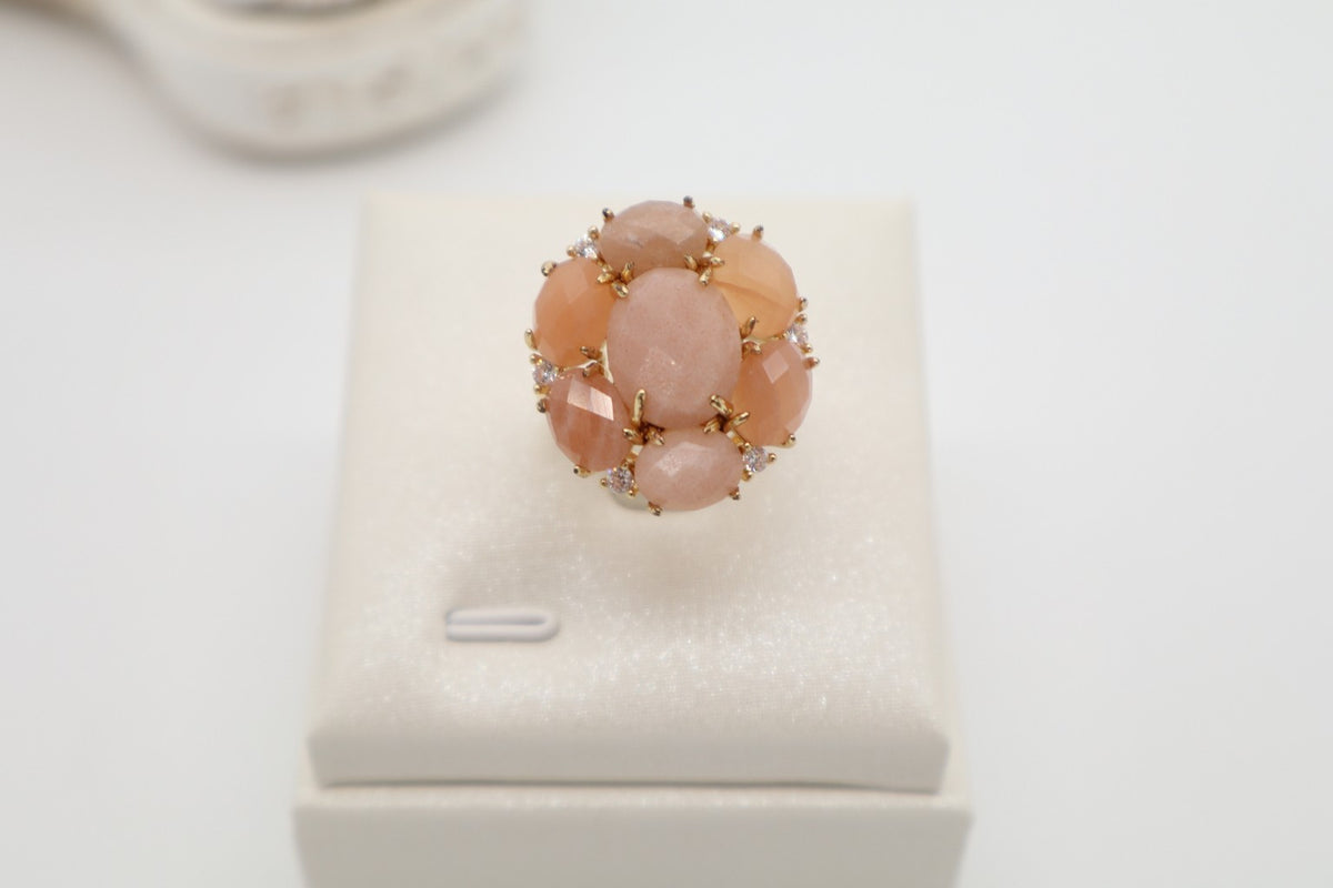 Anello fiore in bronzo dorato con Pietra di Luna Rosa e pietre naturali sfaccettate