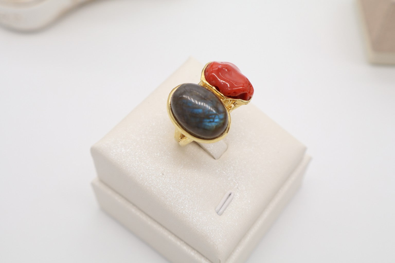 Anello in Argento 925 Dorato con Labradorite e Corallo Naturale