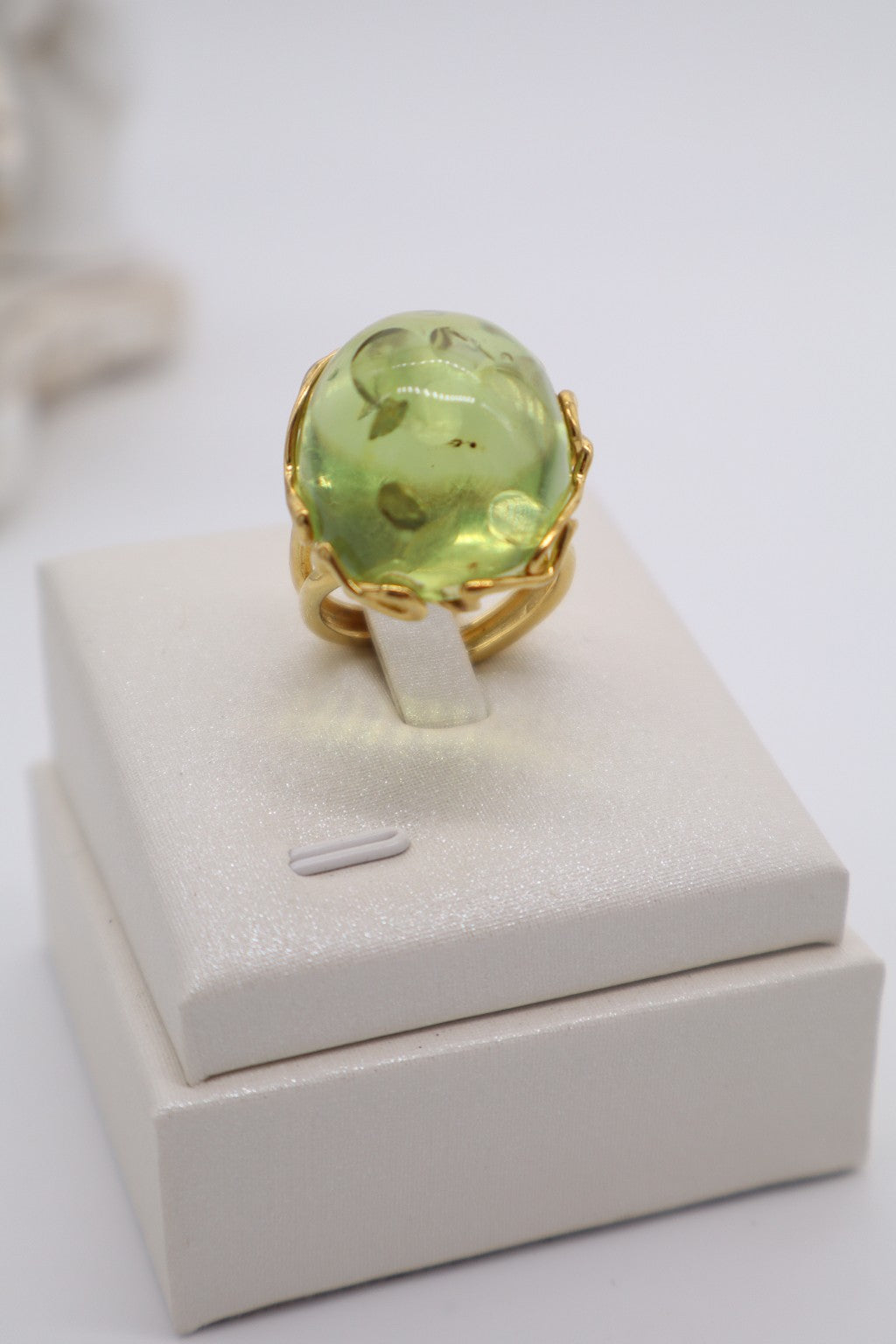 Anello in ambra colombiana verde ovale bombata in argento 925 dorato regolabile