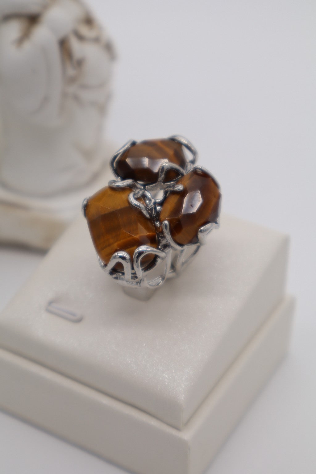 Anello maxi cocktail in bronzo rodiato nickel free con grandi pietre naturali di Occhio di Tigre sfaccettate