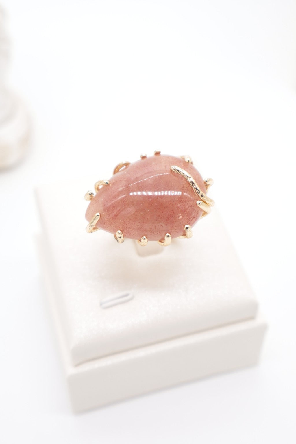 Anello regolabile in bronzo dorato con grande Quarzo Rosa Fragola naturale a goccia