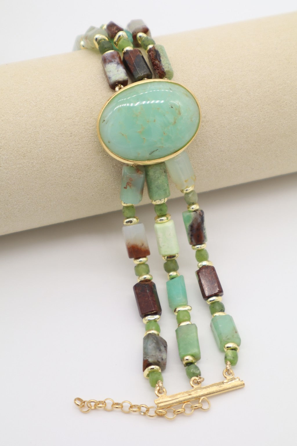 Bracciale trifilo in crisopasio e giada canadese con grande centrale ovale in argento dorato, gioiello elegante con pietre naturali verdi..