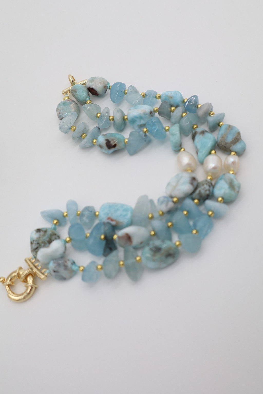 Bracciale multifilo in acquamarina e larimar con perle di fiume e dettagli dorati
